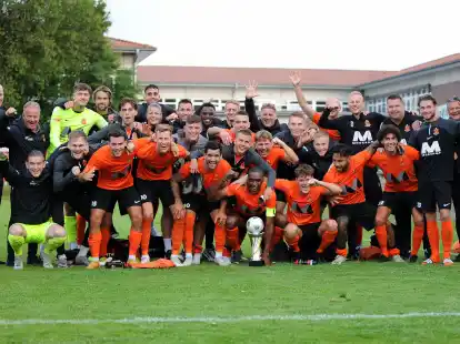 Gl&uuml;ckliche Gesichter: Der niederl&auml;ndische Drittligist HHC Hardenberg machte in Garrel das Rennen.