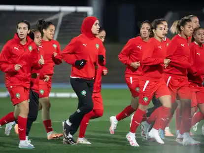 Nouhaila Benzina wird die erste Spielerin sein, die bei einer Frauen-WM einen Hidschab tragen wird.
