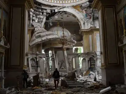 Nach einem russischen Raketenangriff inspizieren Kirchenmitarbeiter die schweren Sch&auml;den in der Verkl&auml;rungskathedrale in Odessa.