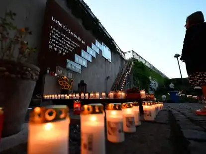 Kerzen erinnern an die Toten und Verletzten beim Loveparade-Ungl&uuml;ck 2010 in Duisburg.