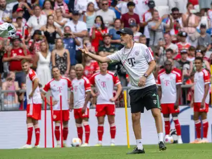 Reist mit den Bayern nach Asien: Coach Thomas Tuchel (M).