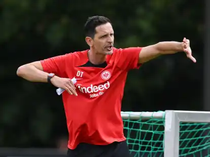 Trainiert 30 Jahre nach seinem Vater die Frankfurter Eintracht: Dino Toppm&ouml;ller.