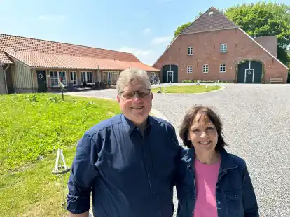 Alles neu in Gro&szlig;fedderwarden: Klaus und Ute Francksen freuen sich &uuml;ber den erfolgreichen Abschluss ihres Denkmalschutzprojektes. Im fr&uuml;heren Rinderstall (links) befinden sich jetzt drei Ferienwohnungen.