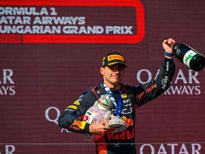 Auch der kaputte Pokal &auml;ndert nichts an seiner Siegesserie: Max Verstappen jubelt nach dem Gro&szlig;en preis von Ungarn.