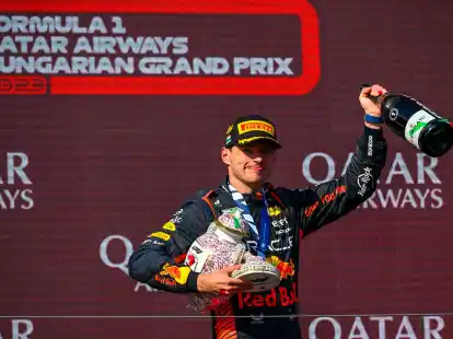 Auch der kaputte Pokal &auml;ndert nichts an seiner Siegesserie: Max Verstappen jubelt nach dem Gro&szlig;en preis von Ungarn.