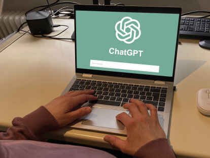 ChatGPT ist eine k&uuml;nstliche Intelligenz und kann &uuml;ber die Maske eines Chatbot-Systems auf menschen&auml;hnliche Weise mit dem Benutzer oder der Benutzerin interagieren.