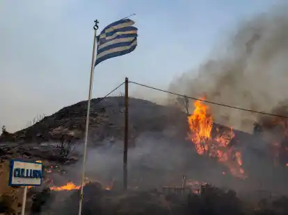 Flammen auf einem H&uuml;gel auf der Urlaubsinsel Rhodos.