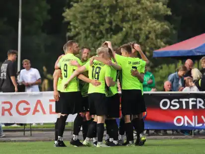 Im Viertelfinale schossen sie mit einem klaren 5:0 den SV Holtland aus dem Turnier: Jetzt kommt mit Großefehn noch einmal ein anderes Kaliber an die Wolfsburger Straße zu den Sportfreunden aus Larrelt.