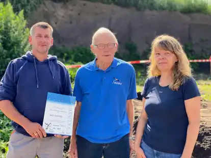 Freuen sich &uuml;ber die Uferschwalben in Streekermoor: Detlef Schuckenberg, Hans Schulte und Marga Schuckenberg. Im Hintergrund  sind die Tunneleing&auml;nge in der Abbruchkante gut zu erkennen.