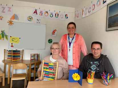 Dr. Helga Vogt (links) ist ehrenamtliche Hausaufgabenbetreuerin im Mehrgenerationenhaus Wildeshausen. Thorben Kienert (rechts) von der Freiwilligenagentur &bdquo;Misch mit&ldquo; hatte sie an die Einrichtungsleiterin Evgeniya Mratsenkova (Mitte) vermittelt.