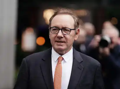 Kevin Spacey erscheint im dunklen Anzug vor dem Southwark Crown Court.