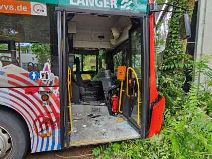 Beim Unfall eines Linienbusses im schw&auml;bischen N&uuml;rtingen haben sich mehrere Dutzend Fahrg&auml;ste verletzt, einige von ihnen schwer.