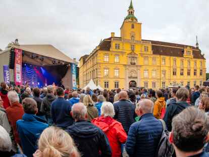 Gut besucht bei allen Wetterlagen: der Schlossplatz mit der Kultursommer-B&uuml;hne.