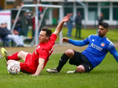 Nicht immer fair: Während die SG Wangerland (in rot, hier im Kreispokal-Viertelfinale) in der letzten Fairnesswertung von allen Friesland-Teams mit Platz 486 am besten Abschnitt, erreichte der FC Zetel (blau) Rang 687 von 967.