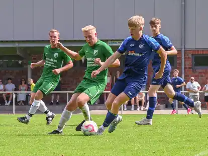 Die U-19-Fu&szlig;baller vom JFV Cloppenburg (blaue Trikots, hier im Testspiel gegen die I. Herren vom TuS Lutten) spielen in der Niedersachsenliga.