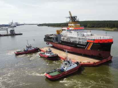 Der Kasko des ersten neuen Mehrzweckschiffes &ndash; Ersatz f&uuml;r die &bdquo;Scharh&ouml;rn&ldquo; &ndash; ist  erfolgreich im litauischen Kleipeda aufgeschwommen.  Insgesamt drei Neubauten hat der Bund f&uuml;r die Wasserstra&szlig;en- und  Schifffahrtsverwaltung (WSV) bei Abeking &amp; Rasmussen Schiffs- und Yachtwerft  SE (A &amp; R) in Lemwerder in Auftrag gegeben. 