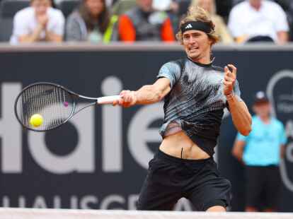 Alexander Zverev gewann sein Auftaktmatch in Hamburg glatt in zwei S&auml;tzen.