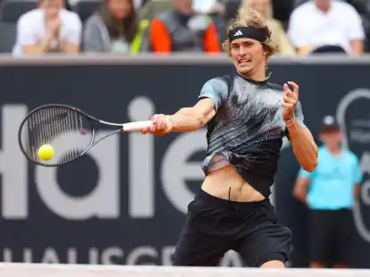 Alexander Zverev gewann sein Auftaktmatch in Hamburg glatt in zwei S&auml;tzen.