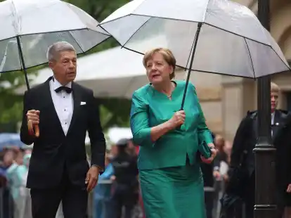 Die fr&uuml;here Bundeskanzlerin Angela Merkel ist bekennende Liebhaberin von Wagners Musik. Sie kommt in Begleitung ihres Ehemannes Joachim Sauer zur Er&ouml;ffnung.