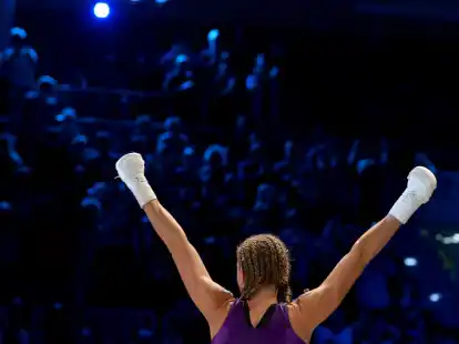 Der Weg vom Hobby-Kickboxer bis in die Weltspitze ist verdammt weit. Die Deutsche Christine Theiss ist ihn gegangen, sie war sechs Jahre lang Weltmeisterin im Vollkontakt-Kickboxen.