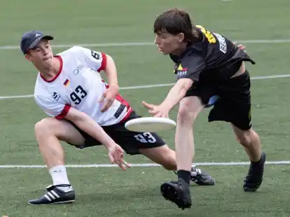 Willy Marx (links) gewann mit der deutschen U17-Nationalmannschaft im Ultimate Frisbee ein Turnier in Gent (Belgien).