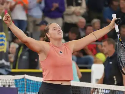 Jule Niemeier feiert ihren Sieg gegen Julia Putinzewa.