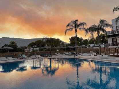 Es sollte ein erholsamer Urlaub werden, doch dann erleben  Tobias Hoiten und seine Frau Rebecca die verheerenden Waldbr&auml;nde auf der Insel Rhodos. Diese Rauchwolken hat Tobias Hoiten am Pool fotografiert.