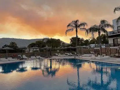 Es sollte ein erholsamer Urlaub werden, doch dann erleben  Tobias Hoiten und seine Frau Rebecca die verheerenden Waldbr&auml;nde auf der Insel Rhodos. Diese Rauchwolken hat Tobias Hoiten am Pool fotografiert.