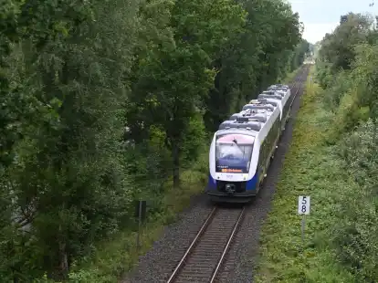 Soll in einigen Jahren der Vergangenheit angeh&ouml;ren: Ein mit Diesel betriebener Regionalzug der Nordwestbahn f&auml;hrt auf der Strecke Oldenburg &ndash; Osnabr&uuml;ck.