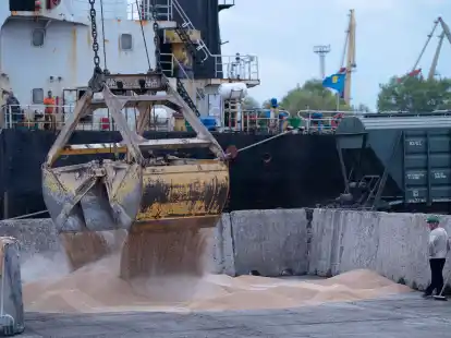 Arbeiter verladen Getreide in einem Getreidehafen im ukrainischen Ismajil (Archivbild). Moskau hat weite Teile des Schwarzen Meeres als gef&auml;hrlich f&uuml;r die Schifffahrt erkl&auml;rt.