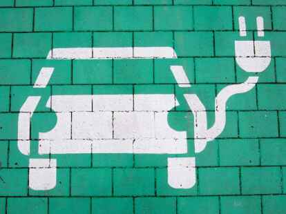 Sieben gro&szlig;e Autohersteller wollen in Nordamerika ein Ladenetz f&uuml;r E-Autos aufbauen.