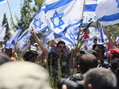 Demonstranten protestieren gegen die Justizreform der Regierung - und wollen das auch weiterhin tun.