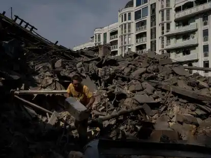 Ein Mann r&auml;umt Tr&uuml;mmer eines durch Raketenbeschuss zerst&ouml;rten Wohnhauses in der Stadt Odessa weg.