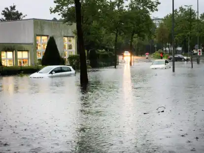 Autos auf einer &uuml;berfluteten Stra&szlig;e in M&uuml;nster. Der Grund:&nbsp;Heftige Regenf&auml;lle.