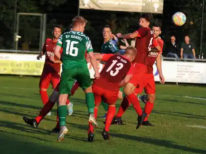 Der SV Th&uuml;le (rote Trikots) gastiert bereits an diesem Freitag in Werlte.