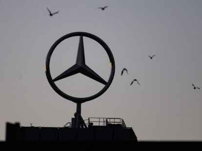 Mercedes-Benz profitiert seit l&auml;ngerer Zeit von hohen Verkaufspreisen, im zweiten Quartal fiel das Umsatzplus im Pkw-Bereich allerdings etwas schmaler aus als der Absatzanstieg.