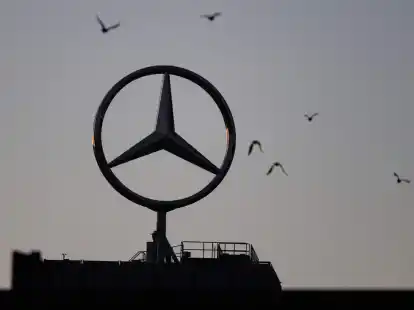 Mercedes-Benz profitiert seit l&auml;ngerer Zeit von hohen Verkaufspreisen, im zweiten Quartal fiel das Umsatzplus im Pkw-Bereich allerdings etwas schmaler aus als der Absatzanstieg.