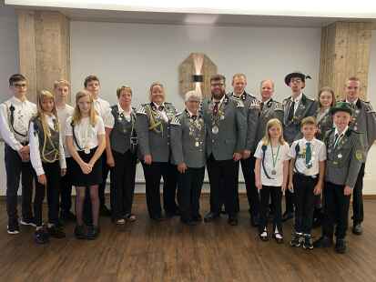 Das neue K&ouml;nigshaus des Sch&uuml;tzenvereins Blomberg um K&ouml;nig Matthias Saleyka und K&ouml;nigin Gerda Fredrich (Mitte).