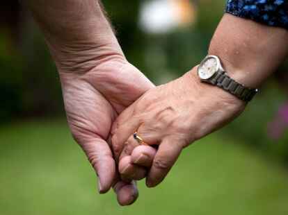 Z&auml;rtliche Ber&uuml;hrungen im Alltag, sich f&uuml;r den anderen h&uuml;bsch machen: Auch das ist Teil der Sexualit&auml;t.