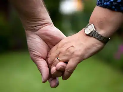 Z&auml;rtliche Ber&uuml;hrungen im Alltag, sich f&uuml;r den anderen h&uuml;bsch machen: Auch das ist Teil der Sexualit&auml;t.