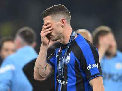 Inters Robin Gosens h&auml;lt nach der Siegerehrung die Hand vor sein Gesicht.