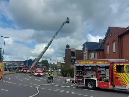 Das in Brand geratene Wohnhaus soll nach Angaben des Eigent&uuml;mers laut Einsatzstellenleiter Bernd Saathoff unbewohnt gewesen sein.