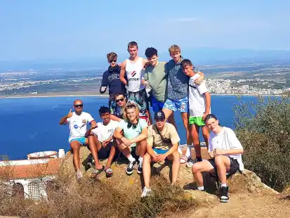 Sommer, Sonne und gute Laune: Trainer Kenneth Campas (links im Bild) machte die außergewöhnliche Teambuilding-Maßnahme in Spanien möglich.