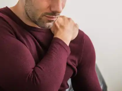 Wenn das Schultergelenk steif wird, brauchen Patienten oft viel Geduld.