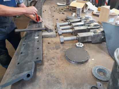 Bestandteil der Sanierung: Nachdem das alte Hubtor auf dem Trockenen lag, wurden neue Dichtungen und Laufrollen montiert.