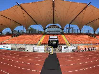 Im neuen Glanz: Die Haupttrib&uuml;ne des Marschwegstadions hat Einzelsitze in Orange erhalten. Die Tartanbahn kann bereits ab dem 31. Juli wieder genutzt werden.