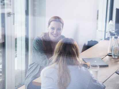 Schnelle Wege: Wer ein gutes berufliches Netzwerk hat, kommt oft auch besonders fix an hilfreiche Informationen.