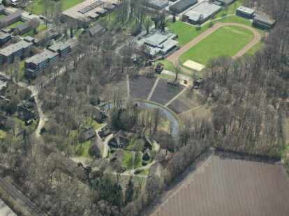 Die Freilichtb&uuml;hne Stedingsehre: Rund 30 Menschen, darunter Rechtsextremisten, sind im Juli zur von Nationalsozialisten erbauten Freilichtb&uuml;hne  in Bookholzberg gewandert.