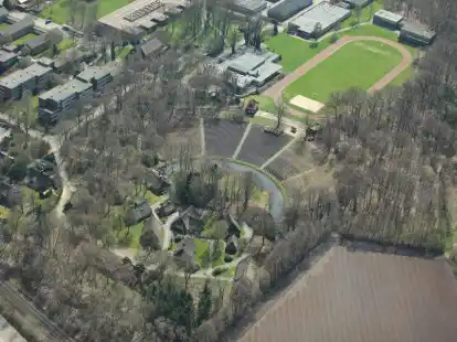 Die Freilichtb&uuml;hne Stedingsehre: Rund 30 Menschen, darunter Rechtsextremisten, sind im Juli zur von Nationalsozialisten erbauten Freilichtb&uuml;hne  in Bookholzberg gewandert.