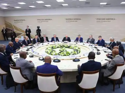 Kremlchef Wladimir Putin (hinten M) ber&auml;t mit Teilnehmern des Russland-Afrika-Gipfels in St. Petersburg.